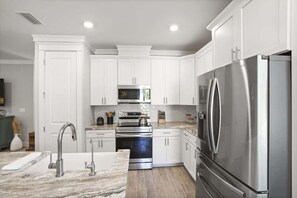 冰箱、微波炉、烤箱、炉灶