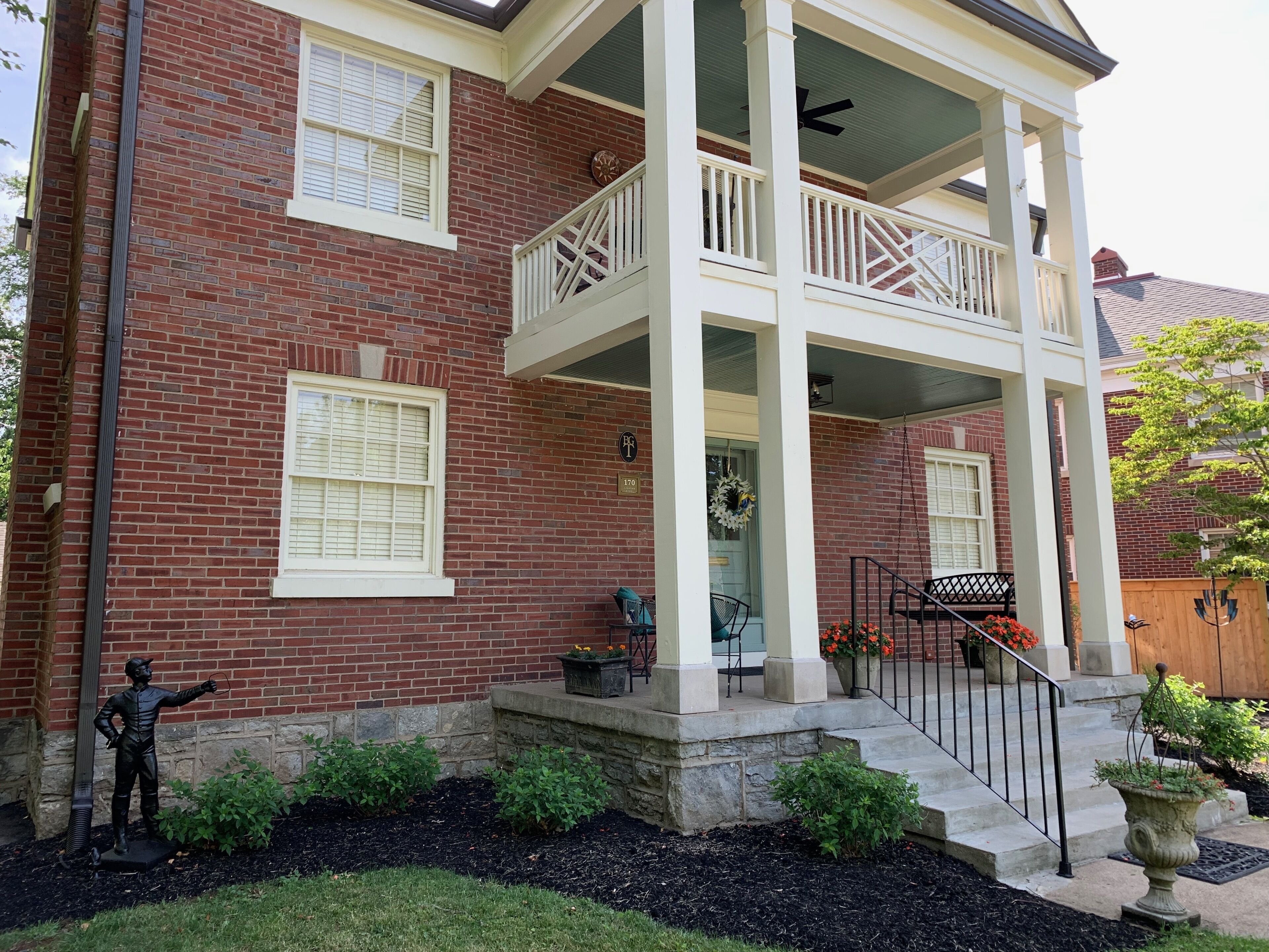 Chevy Chase Space...well appointed; walkable to UK, shops, restaurants, downtown