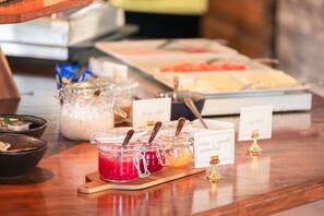 Tägliches inbegriffenes kontinentales Frühstück