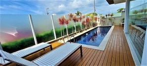 Outdoor pool, pool umbrellas, pool loungers - Cobertura Carpe Diem - Jacuzzi Campeche (Florianópolis)