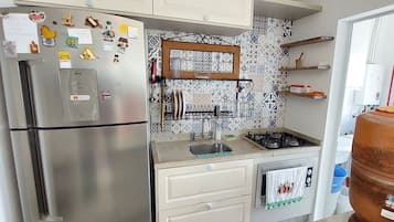 Cobertura luxo, banheira de hidromassagem, vista parcial para o mar | Cozinha privada | Geladeira, liquidificador, talheres/pratos/utensílios de cozinha