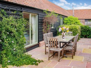 Outdoor dining - Squirrels Drey - UKC660 (Witton, near Happisburgh)
