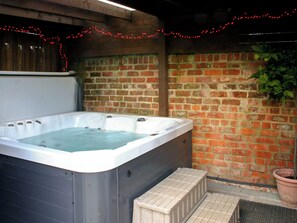 Outdoor spa tub - 1 bedroom accommodation in Near Easington (Near Easington)