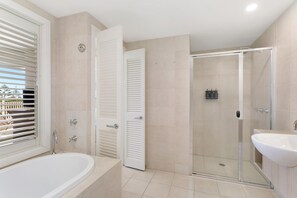 Bruser, hårtørrer, håndklæder