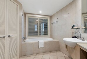 Badekar, hårtørrer, håndklæder