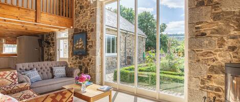 Televisión y chimenea