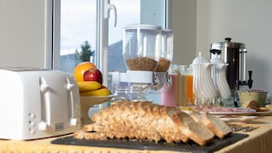 Free daily buffet breakfast  - Hostel Titan (El Calafate)
