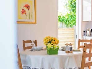 Dining area | Mitford Lodge, Wye - 1 bedroom accommodation in Wye (Wye)