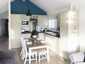Oppvaskmaskin, høy barnestol og fryser