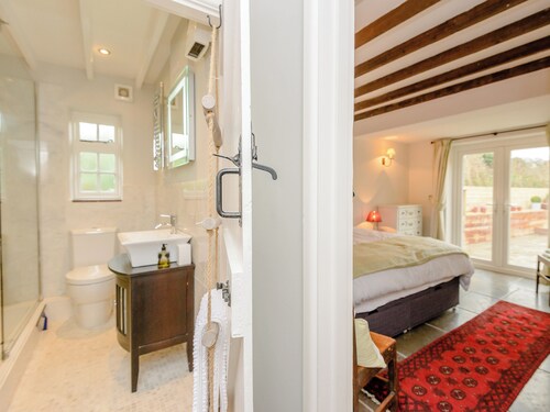 2 bedroom accommodation in Farnham