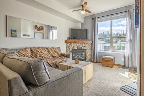 Ground Floor Creekside Condo perfect spot for your family - Pet Friendly! 