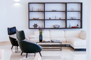 디자인 빌라, 침실 4개, 전용 수영장, 바다 전망 | 거실 공간 | 위성 채널 시청이 가능한 100cm TV