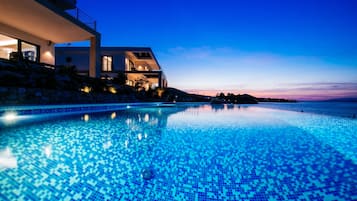 Alberca al aire libre por temporada y sombrillas en la alberca