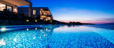 Piscine extérieure (ouverte en saison), parasols de plage