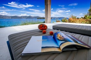 季节性开放的室外游泳池，池畔遮阳伞，日光浴躺椅