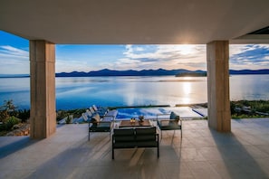 Vila design, 4 quartos, piscina particular, vista para o mar | Terraço/pátio