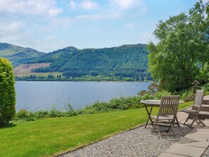Outdoor dining - SEASIDE COTTAGE - UFA (by Inverinate, Kyle)
