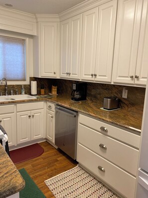 Fridge, microwave, oven, stovetop -  Experience Escape to Serenity Lake House on Lake D'Arbonne (Farmerville)