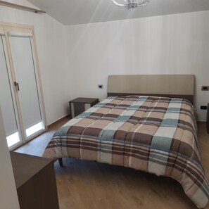 3 dormitorios y tabla de planchar con plancha