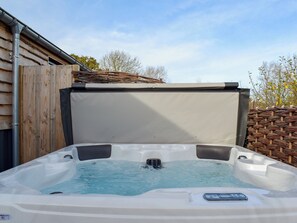 Outdoor spa tub - Dornfelder - UKC3209 (Wellow, near Yarmouth)