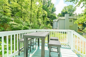 Outdoor dining - *NEW* Westside 3-Bedroom Bungalow 10-15 Minutes from Downtown/Midtown (Atlanta)