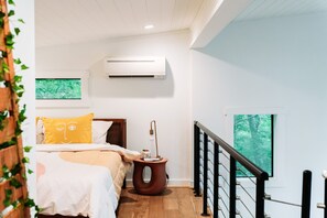 2 bedrooms - Modern Waterfront Treehouse on Lake Martin! (Equality)