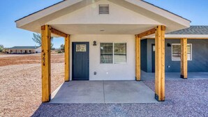 A single-story building with a covered entrance, a door, and a window. - Kanab Retreat by National Parks, Quiet Suite #1 (Kanab)