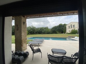 Una piscina al aire libre