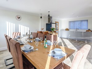 Dining - 4 bedroom accommodation in Mundesley, near North Walsham (Mundesley, near North Walsham)