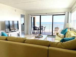 Smart TV, books, computer monitors - Oceanfront Top-Floor Corner Unit, Fishing Pier & Pool at Amelia By The Sea (Fernandina Beach)