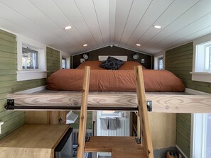 1 bedroom, desk, free WiFi, bed sheets