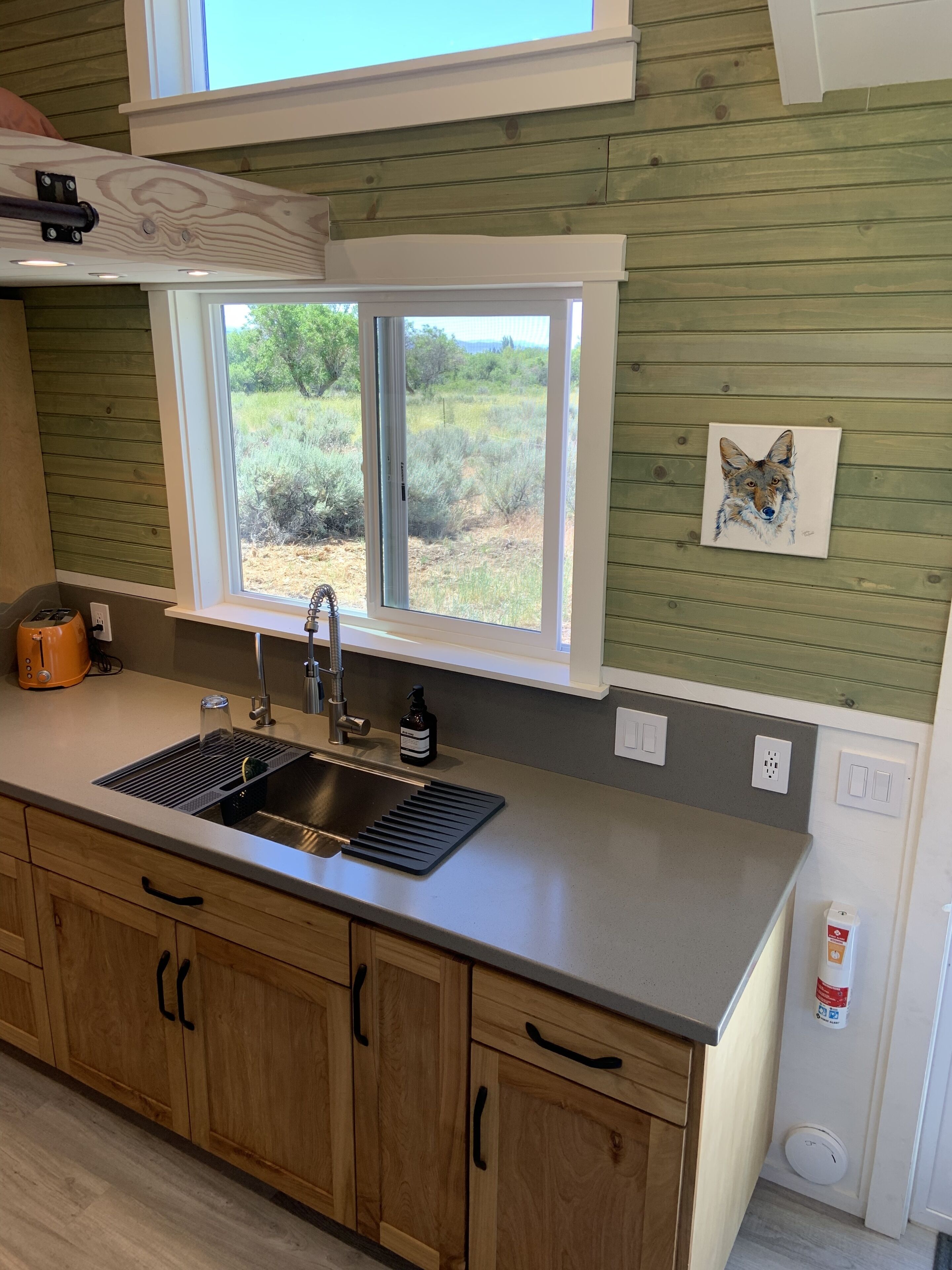Fridge, oven, stovetop, coffee/tea maker