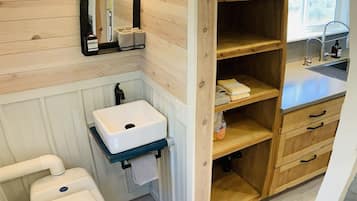 Regadera, toallas, jabón, papel de baño