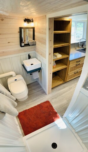 Douche, serviettes fournies, savon, papier toilette
