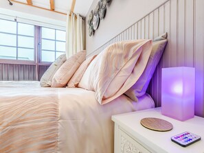 3 bedrooms, free WiFi, bed sheets - 3 bedroom accommodation in Ferryside, near Carmarthen (Ferryside, near Carmarthen)