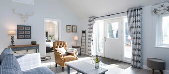 The Cowshed - UK10354