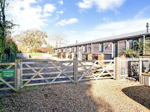 Exterior - 3 bedroom accommodation in Wellow, near Yarmouth (Wellow, near Yarmouth)