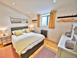 3 bedrooms, free WiFi, bed sheets, wheelchair access - 3 bedroom accommodation in Wellow, near Yarmouth (Wellow, near Yarmouth)