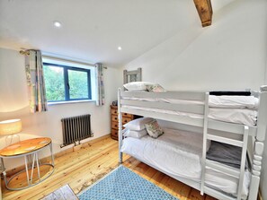 3 bedrooms, free WiFi, bed sheets, wheelchair access - 3 bedroom accommodation in Wellow, near Yarmouth (Wellow, near Yarmouth)