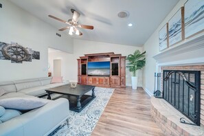 Smart TV, fireplace