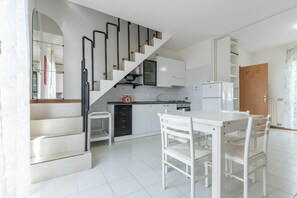 Apartment, Smoking