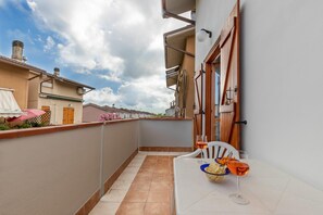 Apartment, Smoking
