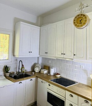 Kühlschrank, Mikrowelle, Ofen, Geschirrspüler