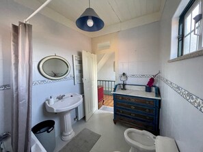 Combined shower/bathtub, jetted bath, hair dryer, towels