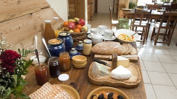 Desayuno buffet diario (EUR 10 por persona)