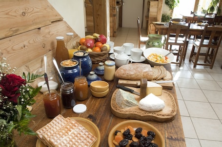 Daily buffet breakfast for a fee. Chalet La Vie Sauvage