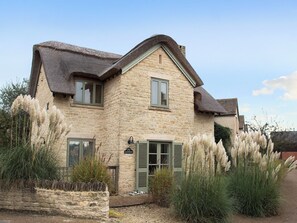 Exterior - 3 bedroom accommodation in Cotswold Water Parks (Cotswold Water Parks)