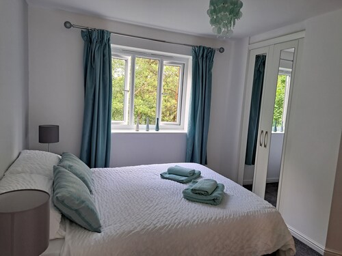 Central Buxton apartment with scenic views and free parking