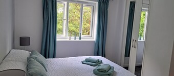 Central Buxton apartment with scenic views and free parking