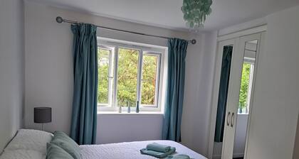 Central Buxton apartment with scenic views and free parking